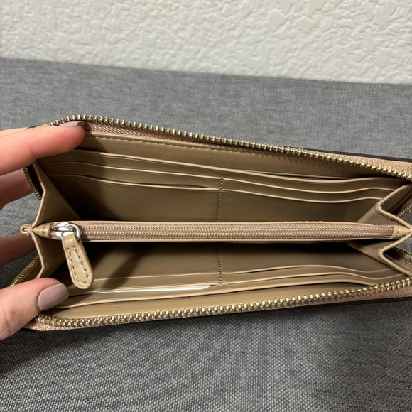 NWT COACH SLIM ACCORDION ZIP WALLET WITH HORSE AND CARRIAGE PRINt CREAM BEIGE - Picture 11 of 11